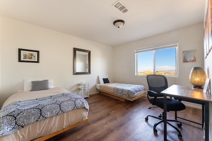 Bonus room + office