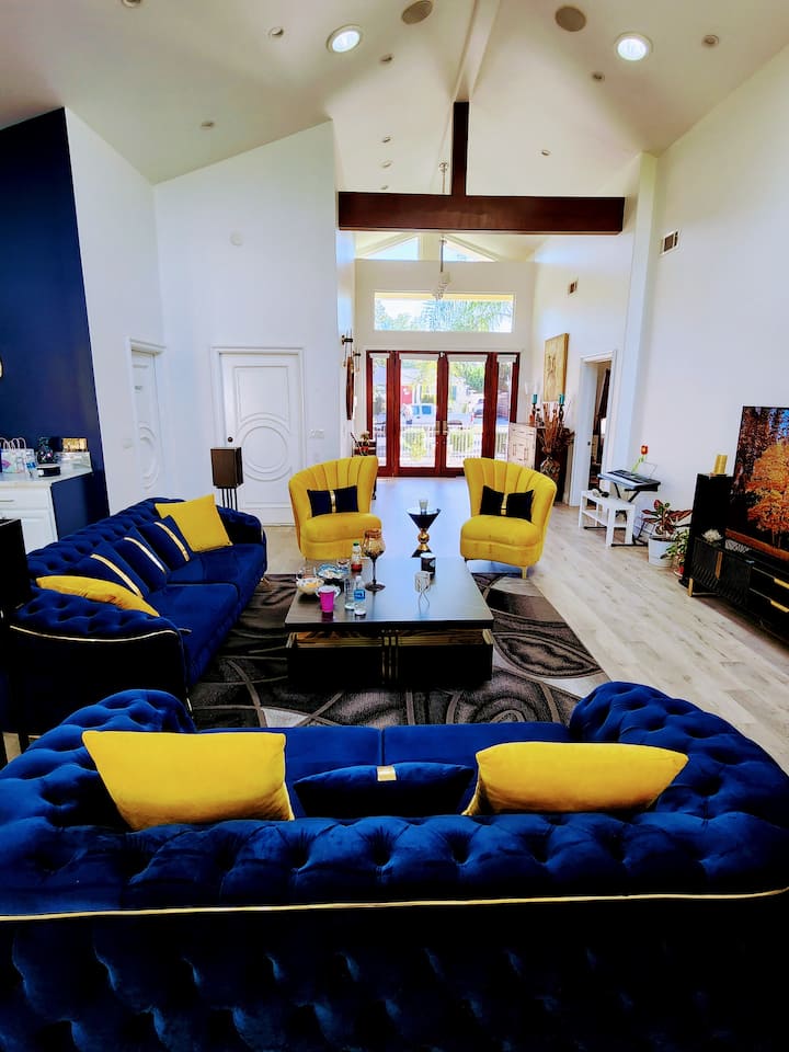 Entire Luxurious Vaulted Haven With Pool - Los Angeles, CA
