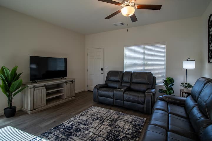 Cozy 3 Bedroom Villa W/ Spa / Xbox - Porterville, CA