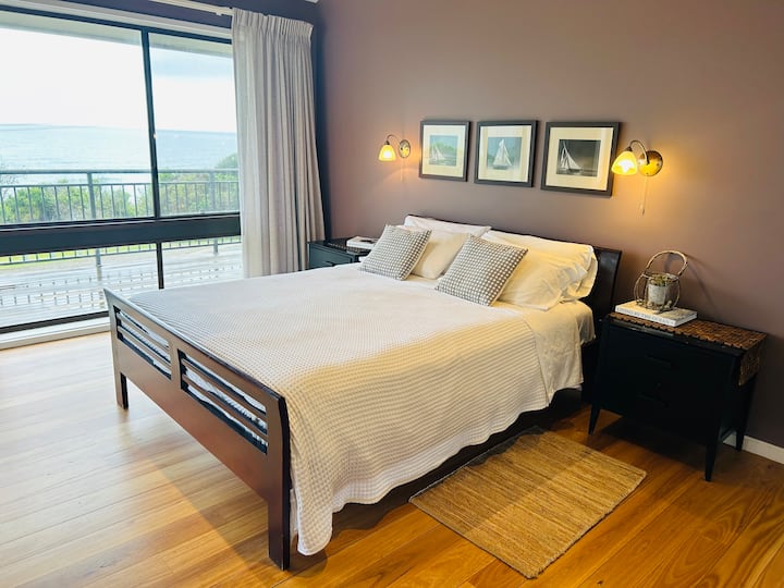 Queen bedroom 1 with ensuite