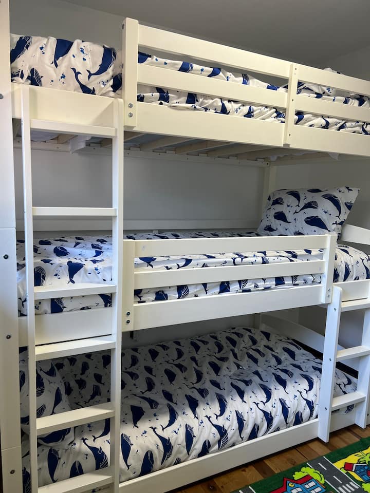 Chumba cha Watoto - Three Twin Bunkbed. Weka vifaa vya kuchezea vya kufurahia katika sehemu yao wenyewe mbali na nyumbani.