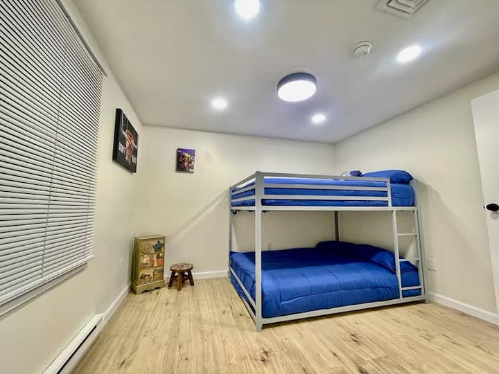   双层床：
-双层床
-干净的床上用品和床单