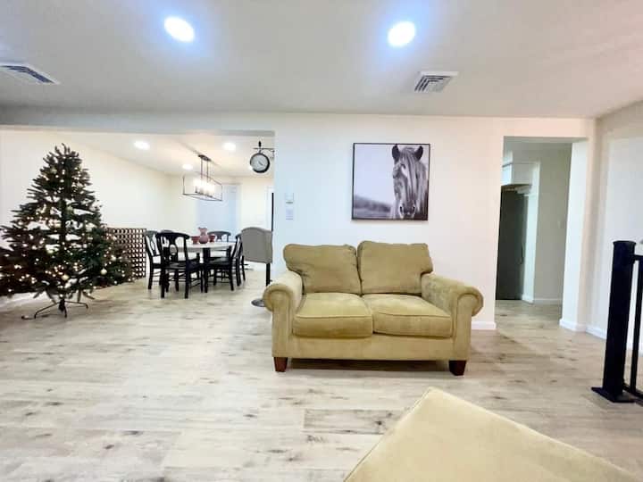 客厅# 1 ： 
- 65英寸智能电视 
-高速无线网络
-舒适的沙发
-充气床垫