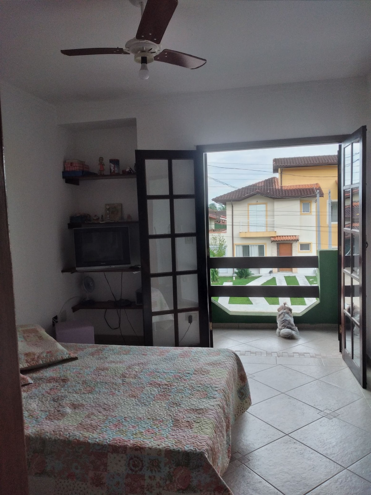 Suite met tweepersoonsbed. Het heeft een ara met kleerhangers, tv, plafondventilator en airconditioning. 