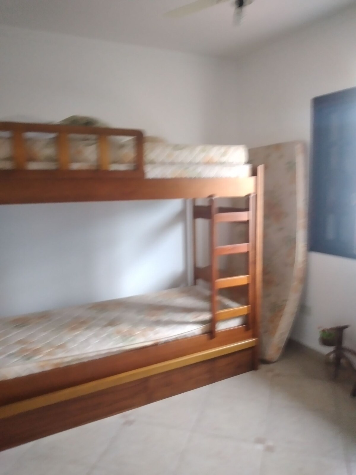 Kamer met treliche plus twee matrassen.  Plafondventilator, ara met kledinghangers.