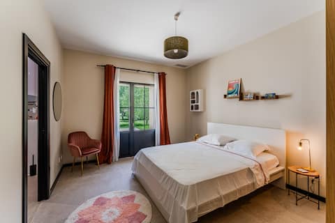 Luxury 4-suite house with park and pool