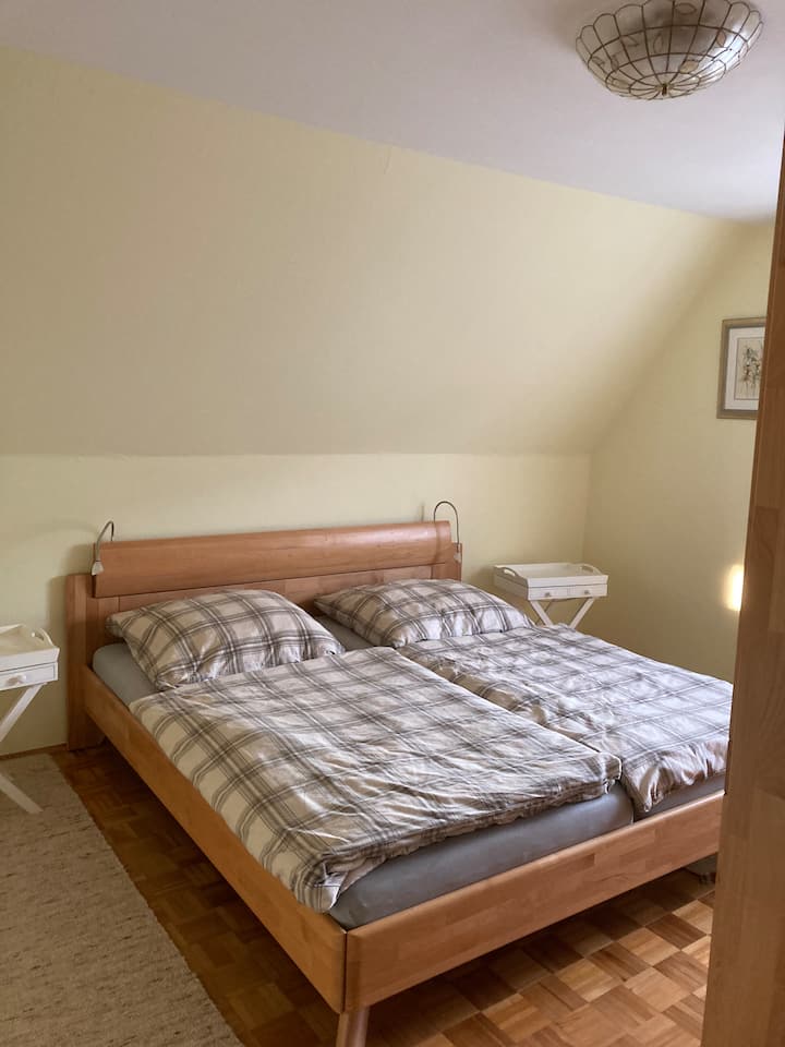 מיטה זוגית בחדר השינה