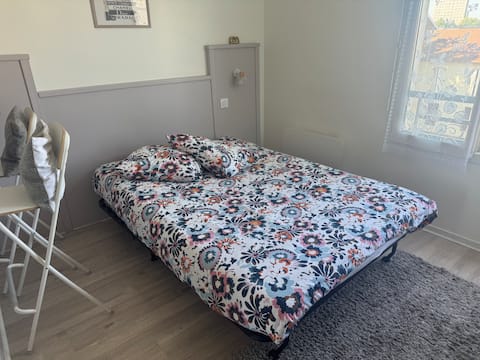 Top Airbnb: Cozy studio near Paris RER & Orly – Wi-Fi included in Antony