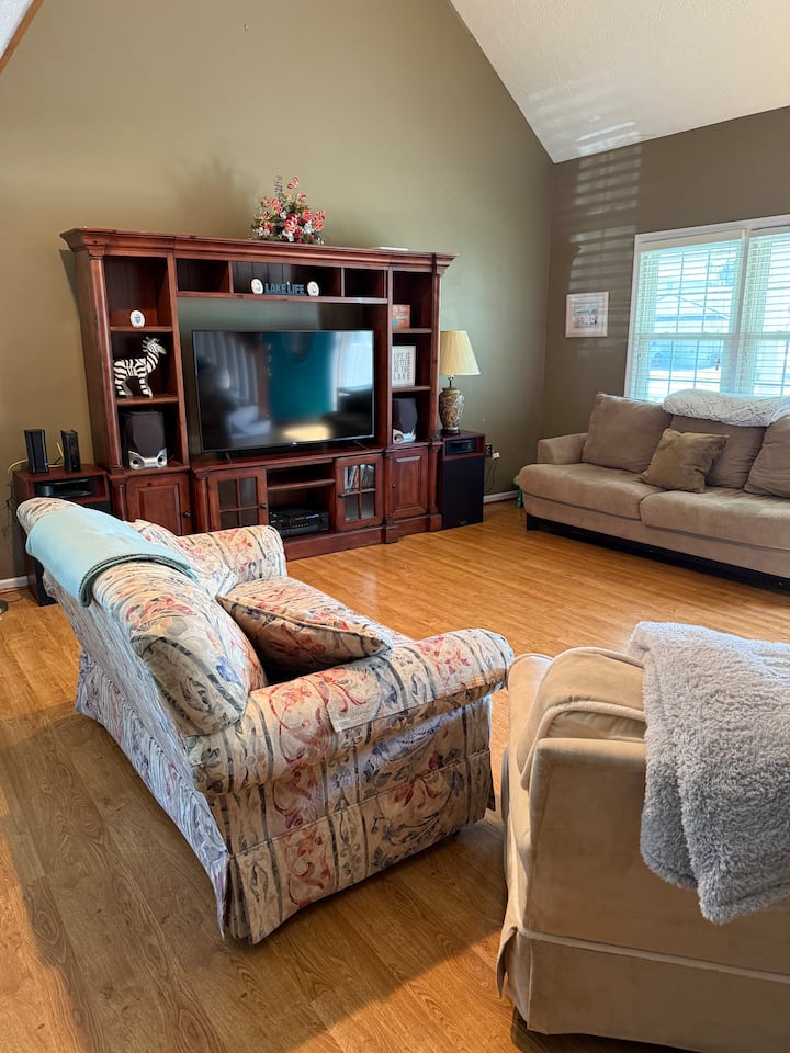 *Gorgeous Water View* Cozy, Private Lake House - Elizabethtown, NC