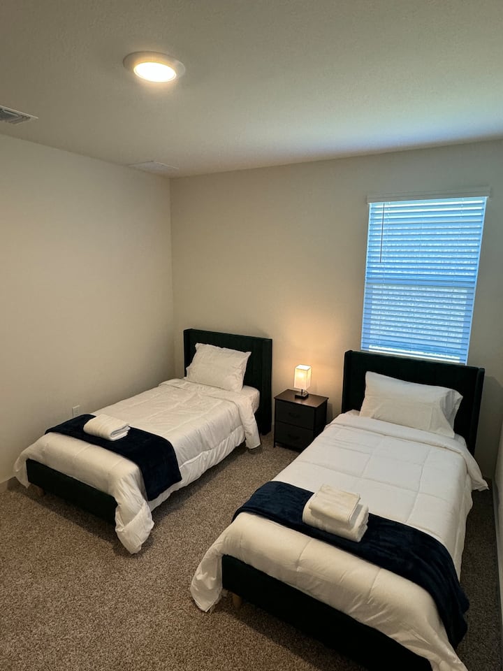 dhomë gjumi 4 me 2 krevate tek, 1 qëndrim nate dhe 1 abazhur me karikues usb