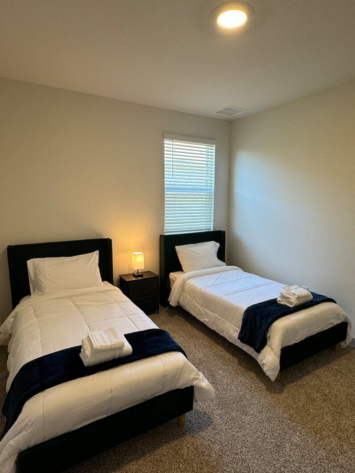 dhomë gjumi 2 me 2 krevate tek, 1 qëndrim nate dhe 1 abazhur me karikues usb