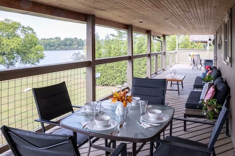 Lakefront Oasis: Big Back Porch,
Pool & Hot tub