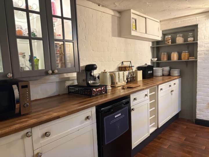 Georgian Townhouse | Chef Included | 14 Ensuites - Amesbury