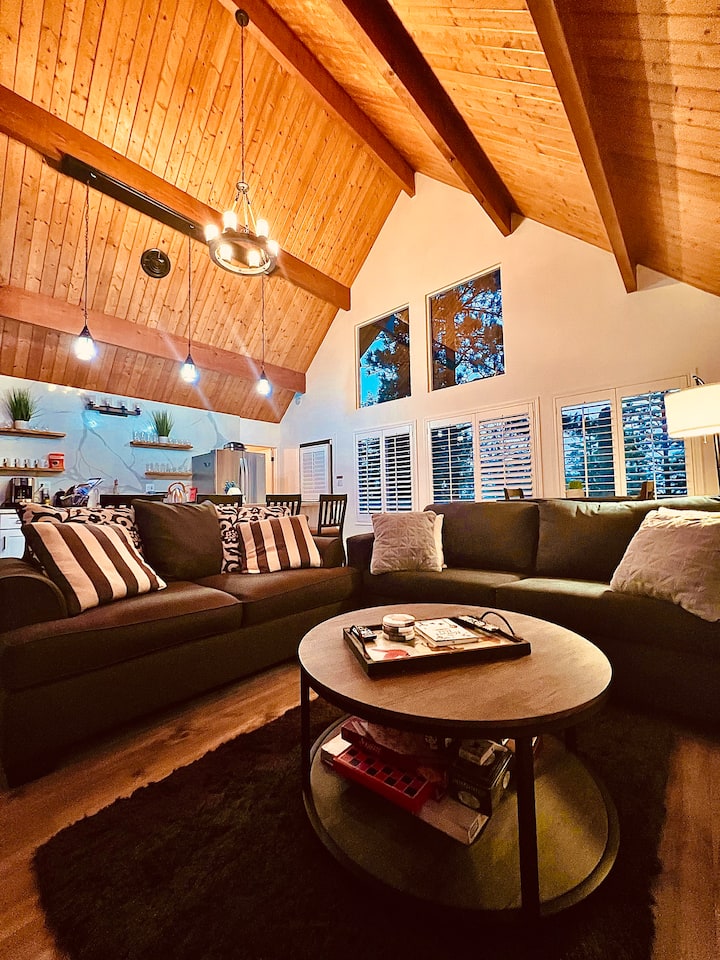 Romantic Getaway With Chef’s Kitchen - Lake Arrowhead, CA