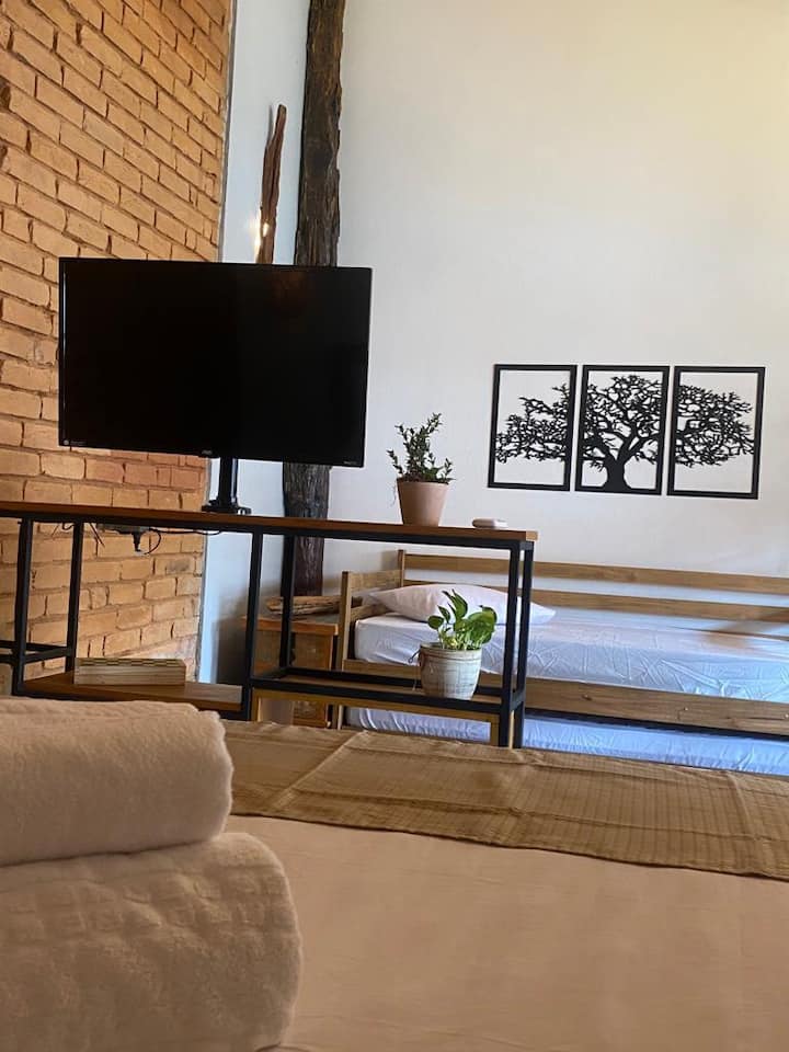 Tv dá pra assistir na cama ou noa bi-cama.