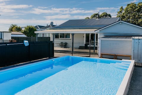 Marsden Manor Spacious Home with Large Pool