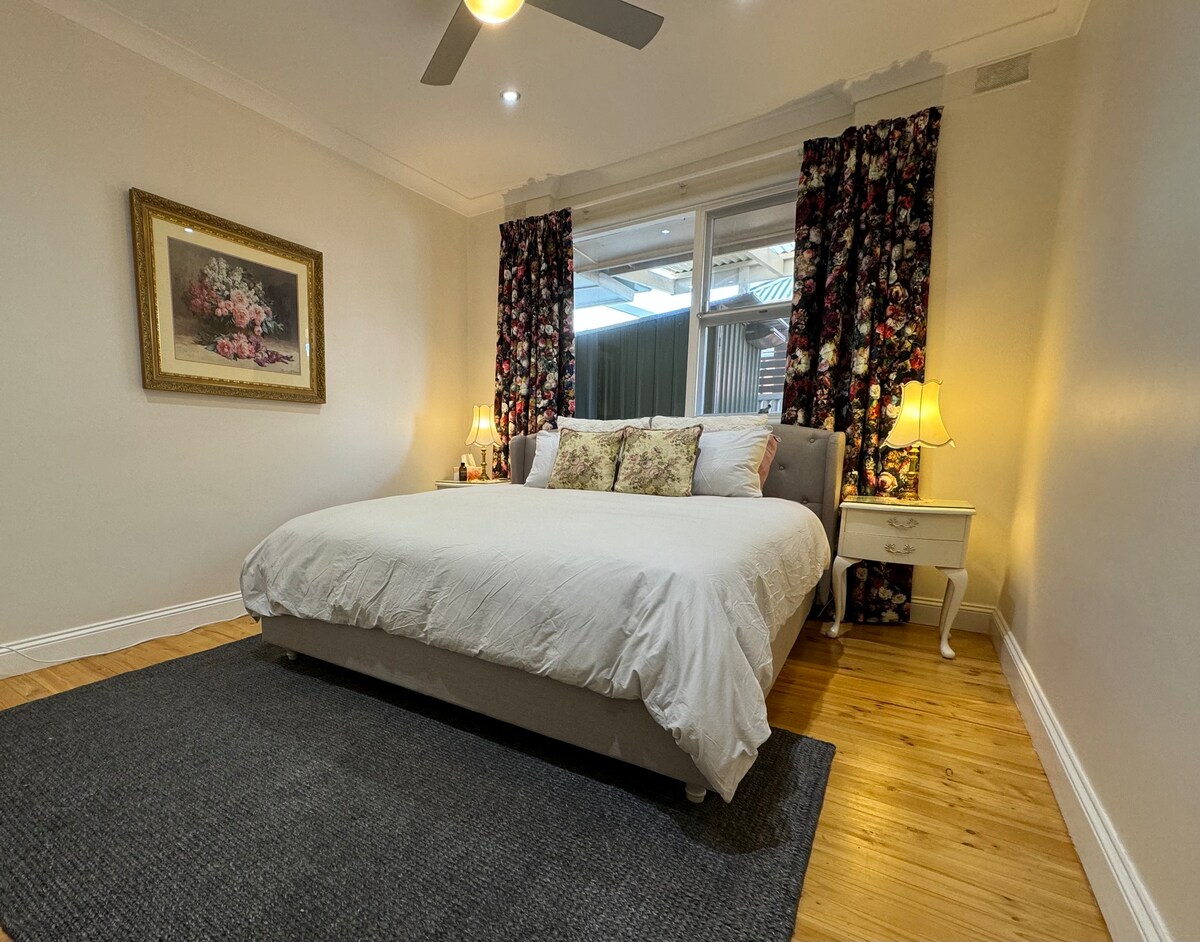 Letto matrimoniale GRANDE splendidamente comodo con biancheria da letto di qualità 