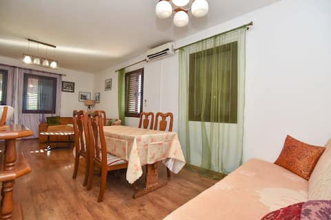 Popular Airbnb listing: Sunset Terrace Escape for 5 guests in Bijeli Do