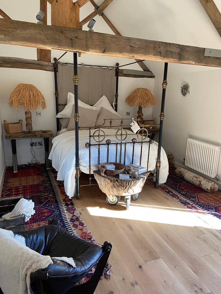 Čeka vas udoban krevet od 2,5 metra.
Sva je posteljina u potpunosti prekrivena posteljinom. Toplo zimi, hladno u toplijim mjesecima… Sirovo, iskreno i ugodno za spavanje... 