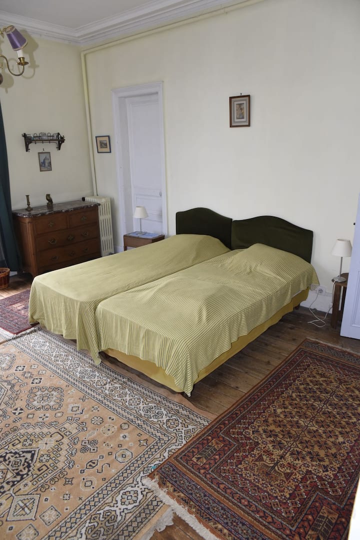 ห้องนอนพร้อมเตียงเดี่ยว 2 เตียงที่สามารถแยกออกได้หากจำเป็น: 90 x 190 ซม. (x2)