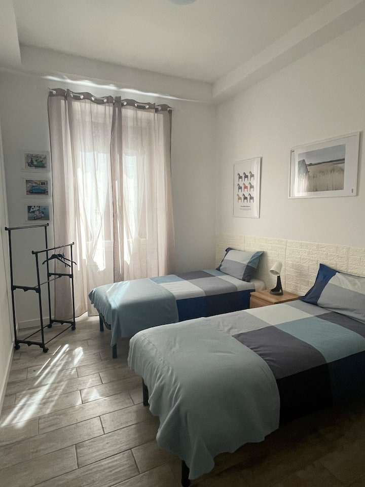 Chambre avec 2 lits simples .
Il est également possible d'avoir un lit double .
Sur demande 