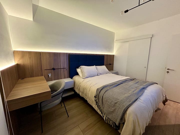 Pohodlná posteľ veľkosti Queen a priestranný písací stôl 