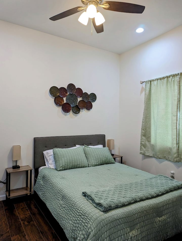 เตียงควีนไซส์ (Queen Bed