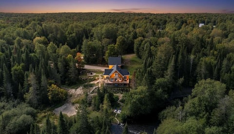 Luxurious Riverfront Chalet w/ Spa & Billiards