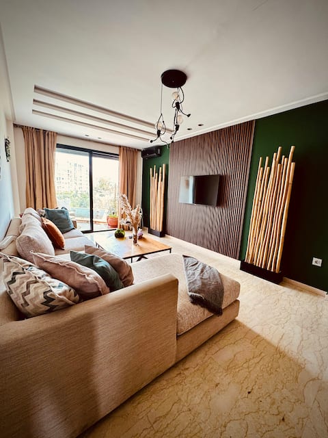 Cozy Apartment with Rooftop Pool