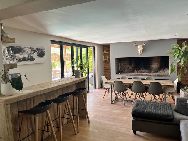 Large 3 bedroom house with pool gallery image 4