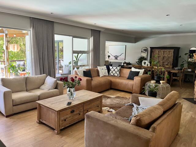 Large 3 bedroom house with pool gallery image 2