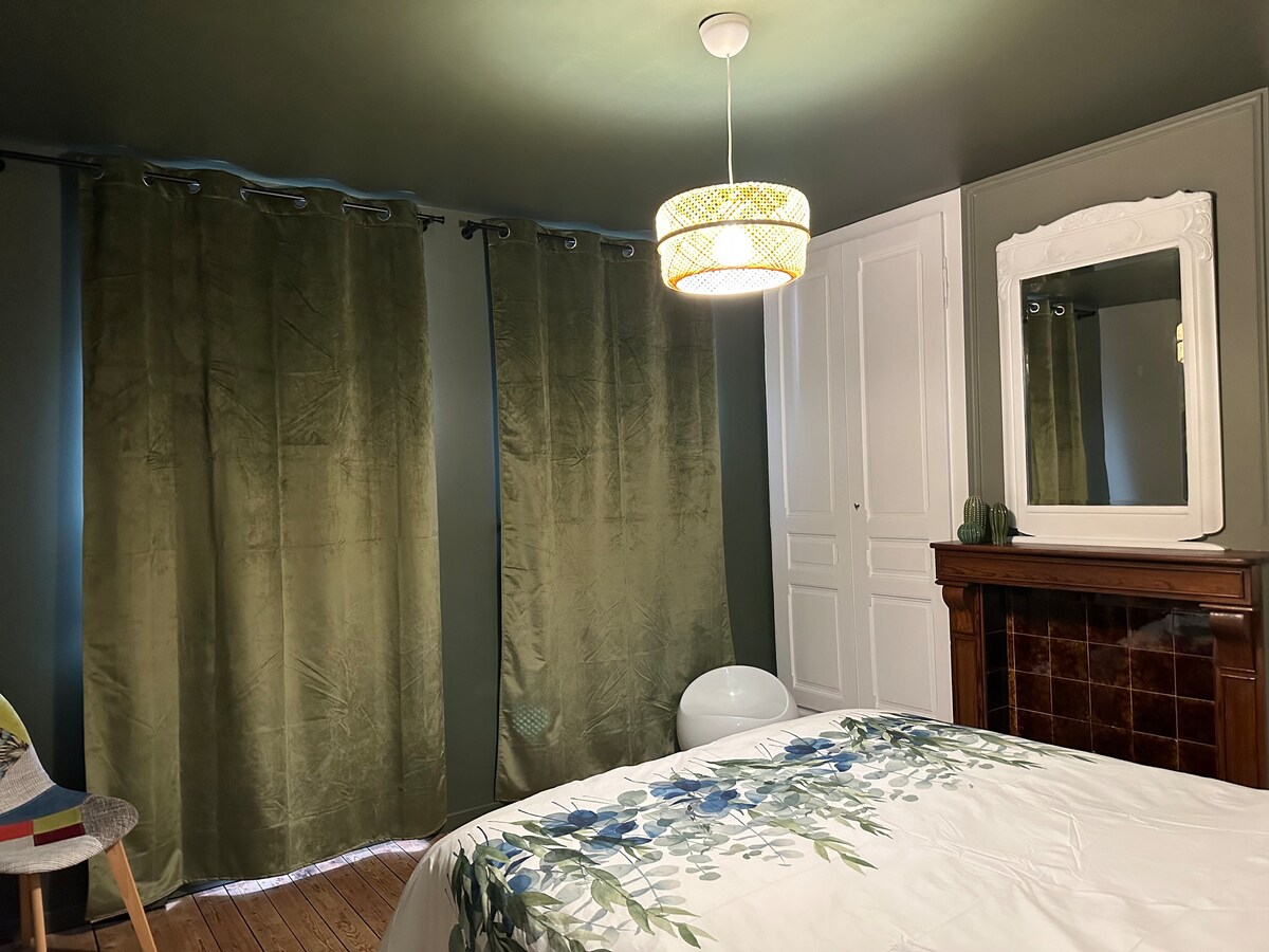 Zatemňovacie závesy a skriňa.