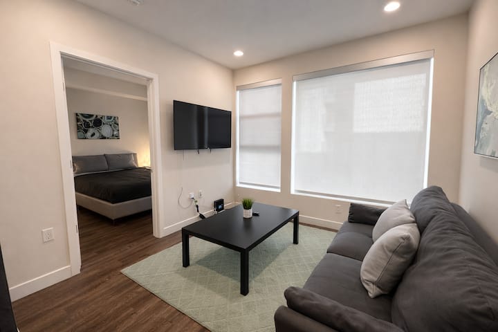 Hollywood Haven 2bd 2ba+ Parking - West Hollywood, CA