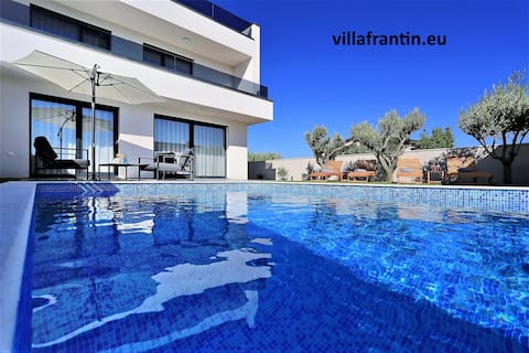 Villa Lela – Heated Pool • Sauna • BBQ •Activities
