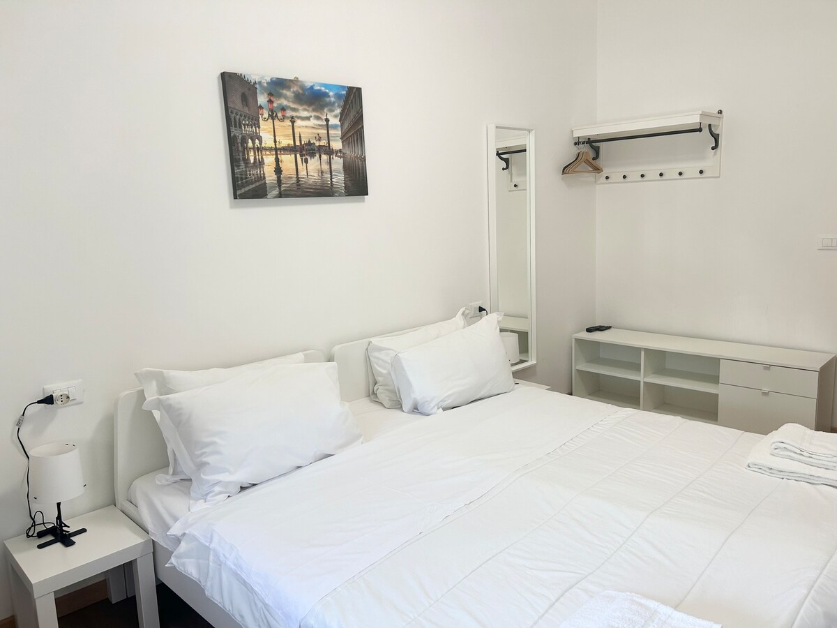 Спална соба со двоен кревет, мало биро, паметен телевизор (вклучувајќи бесплатна сметка на Netflix), простор за багаж и закачување на облеката и неопходни работи за туширање; 