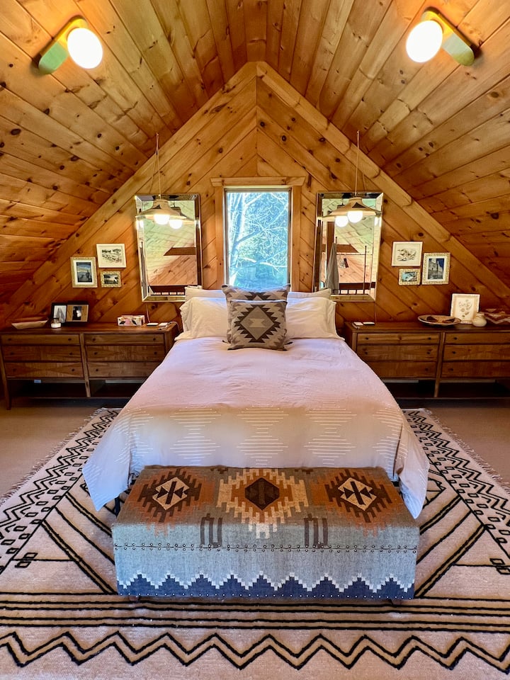 Queen size bed in big loft. 

Feather down duvet in Winter months. 