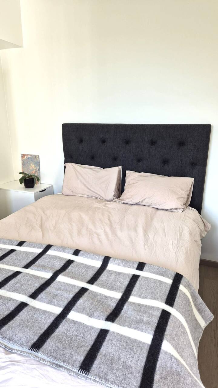 Dobre sa vyspite v manželskej posteli EÚ s rozmermi 180 x 200 cm! Táto izba má zatemňovacie závesy a je tichá (smerom k vnútornej časti budovy). 