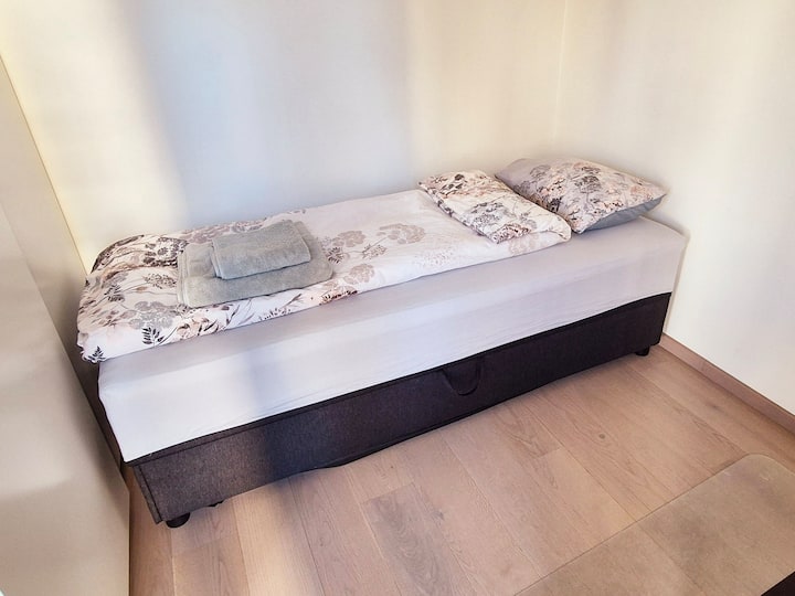 80 x 200 jednolôžok. Táto spálňa/izba pre hostí, domáca kancelária má zatemňovacie závesy. 