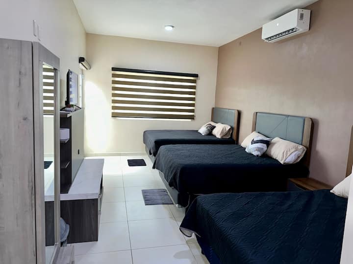 Dhoma e gjumit numër 3 ndodhet në katin e dytë. Është e pajisur me 3 krevate dopio "queen", pajisje televizive, ajër të kondicionuar, banjë private, dollap për ecje dhe zonë hekurosjeje. Ka qasje private në zonën e tarracës.