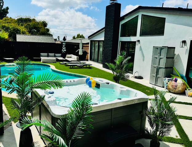 Pristine! 4 BR 3 BA |Hot Tub Pool Hike | Free Park gallery image 2