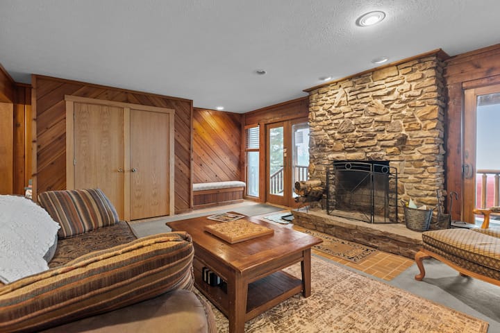 Mountain Top/ Slope Side / 1st Floor Of Chalet - Snowshoe, WV