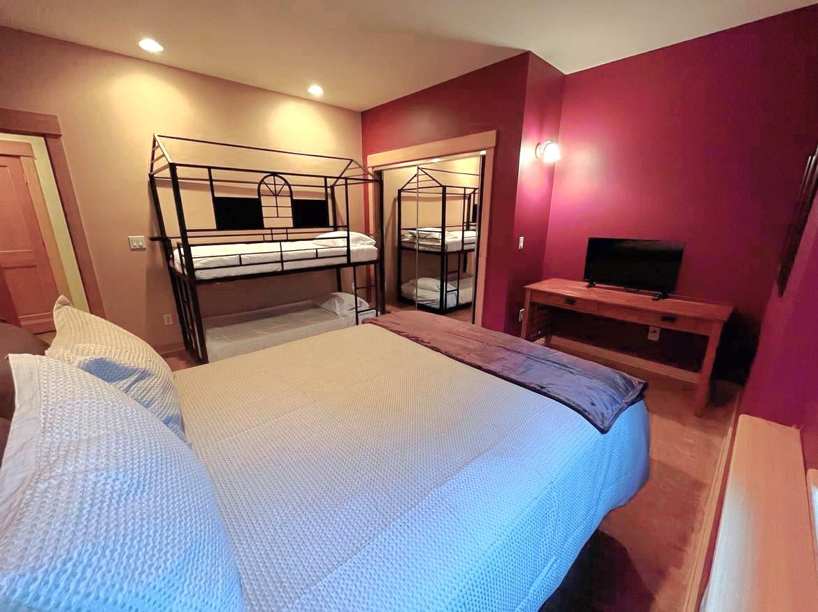 Chumba cha 3 cha kulala, 
Queen, Twin/Twin bunkbed
Smart TV
Kabati kubwa
Vivuli vya kuzuia mwanga.