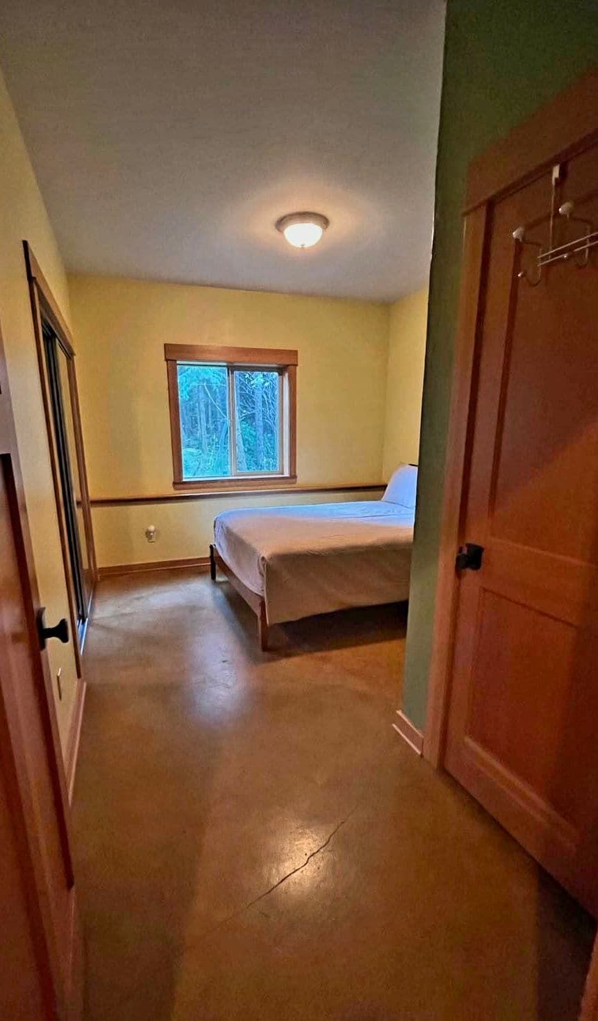 Kitanda cha malkia 2 cha chumba cha kulala
Vivuli vikubwa vya kuzuia mwanga wa kabati
