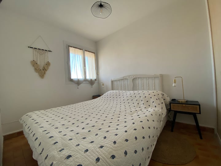 Hlavná spálňa s manželskou posteľou (160), šatníkom na uloženie vecí a televízorom.