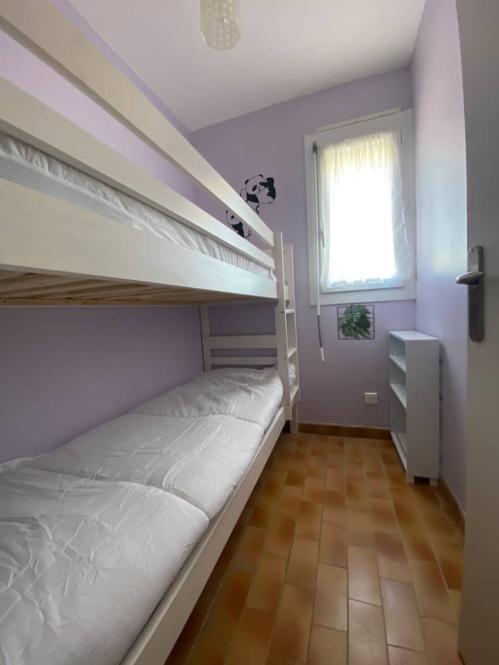 V spálni 1 sa môžu ubytovať 2 deti. Poschodová posteľ veľkosť 70/190.