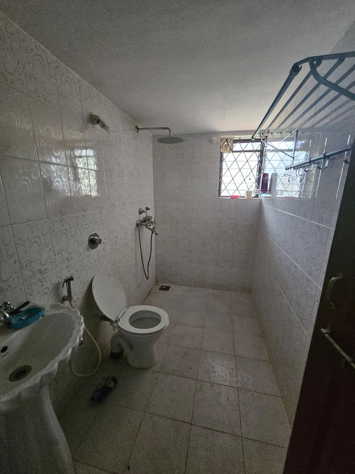 Full bathroom 5 image 2