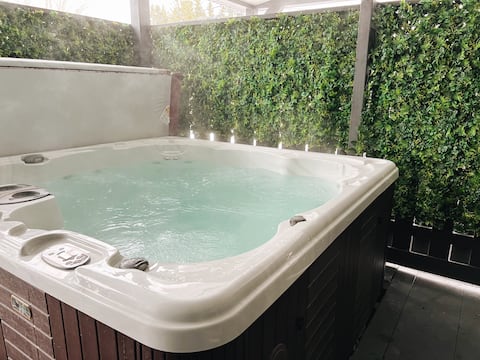 Modern Spa Escape with Hot Tub and Sauna