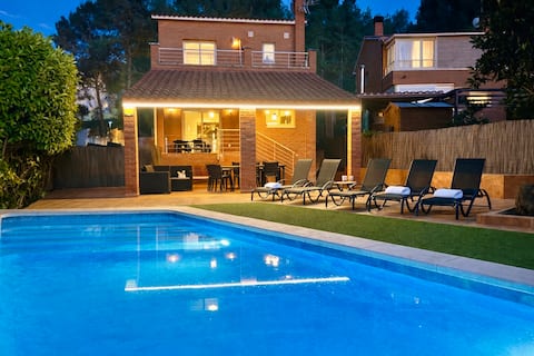 Villa with Private Pool and Garden · Barbecue