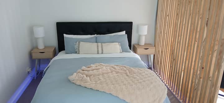 Word wakker met een rustig uitzicht op de Reporoa-heuvels en de omliggende bergen.