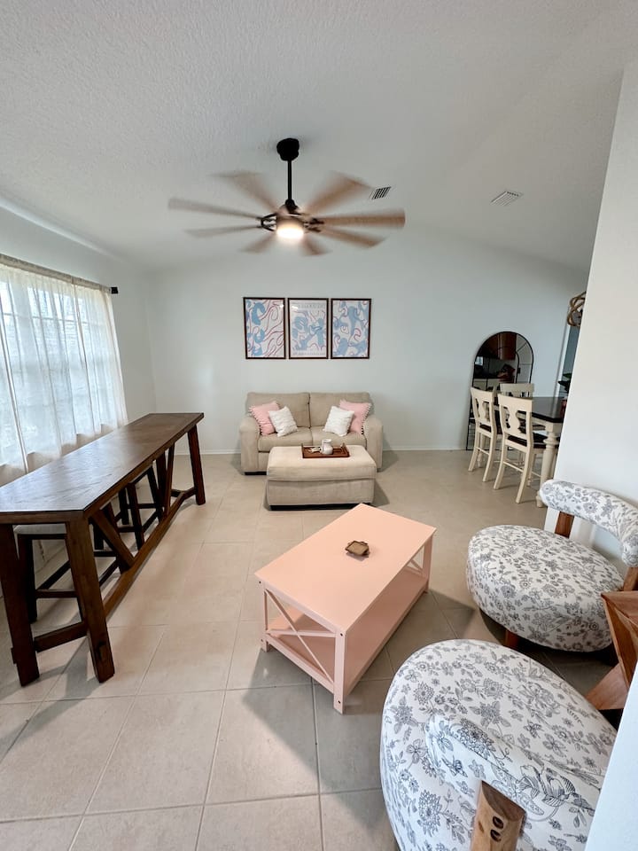 Bubblegum Bungalow
Heated Pool/hot Tub - Vero Beach, FL